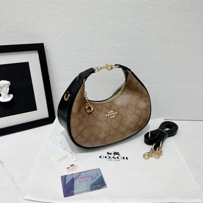 Coach
Best quality 
with box’s 
🎁🎁🎁

110 dhs🪙🖤
size 20cm

Zain158
♥️♥️♥️