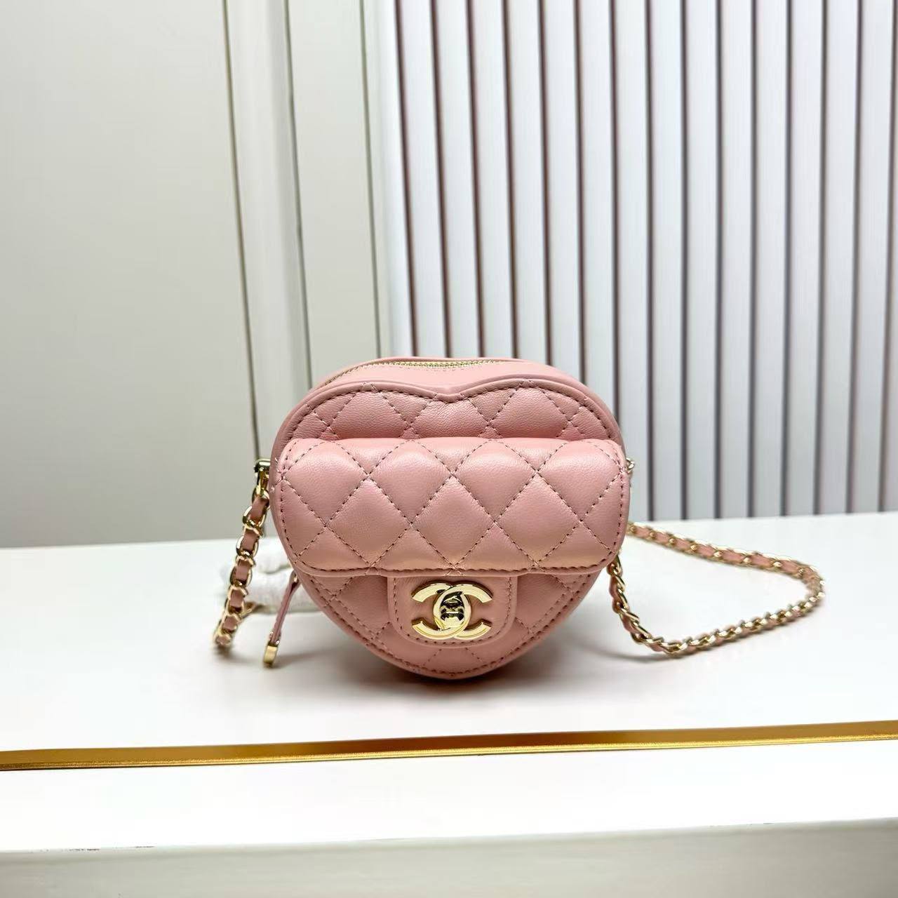 Chanel
Master🌺🌺
270 dhs💛

Zain141
♥️♥️♥️