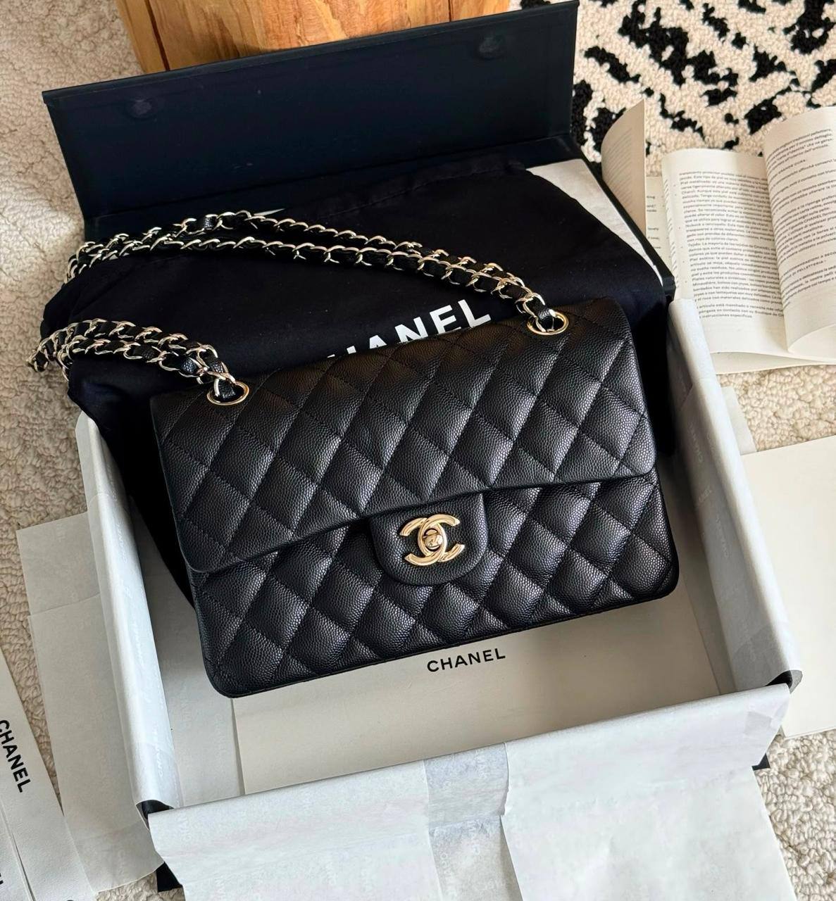 CHANEL NEW CAME HIGH QUALITY WITH FOLDING BOX 
130 dhs🇦🇪🇦🇪
(caviar)

Zain295
♥️♥️♥️