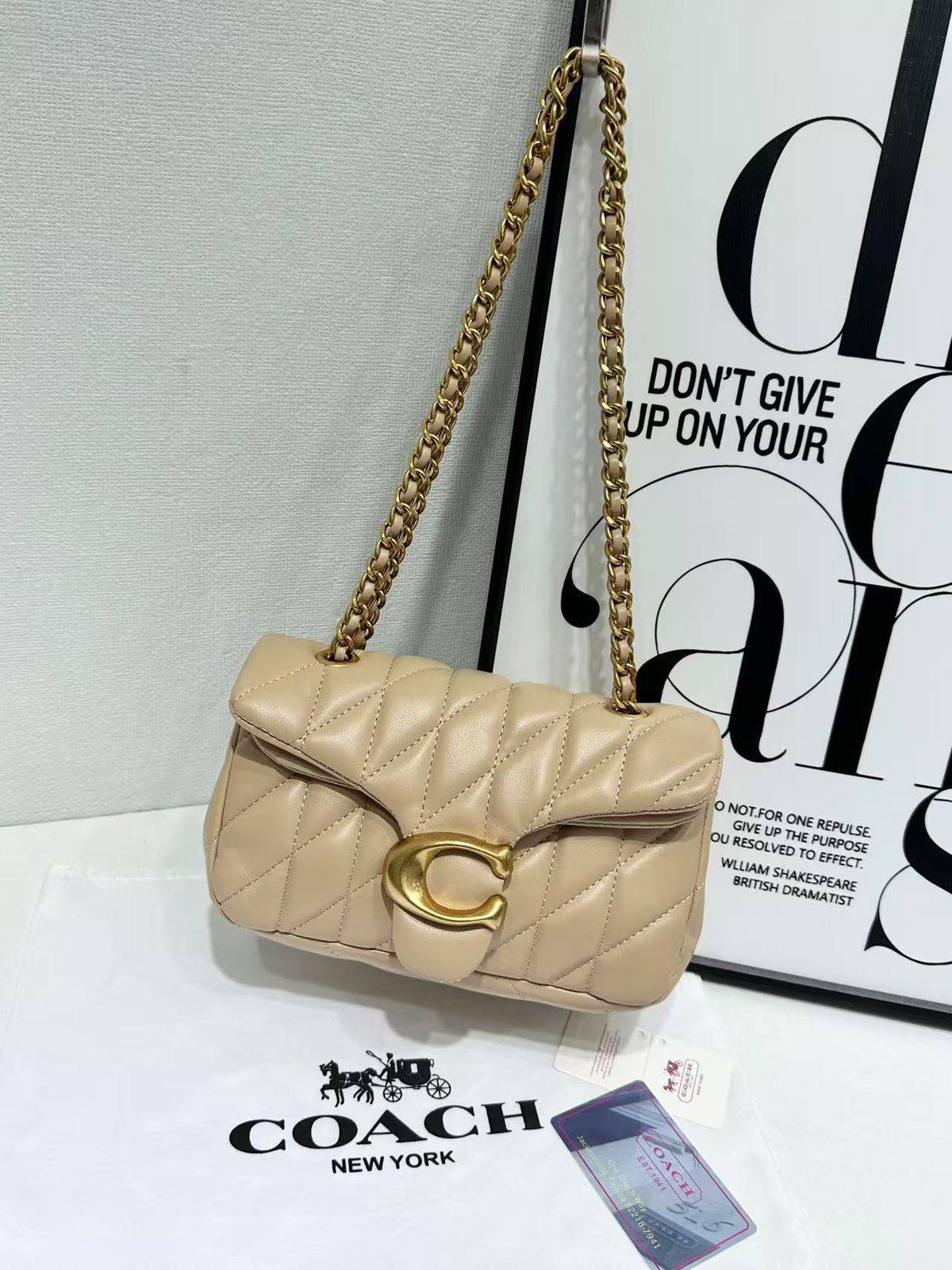 COACH 
NEW CAME GOOD QUALITY 

WITH BOX 
🎁🎁🎁

110 dhs❣️
Size: 22cm

Zain39
♥️♥️♥️