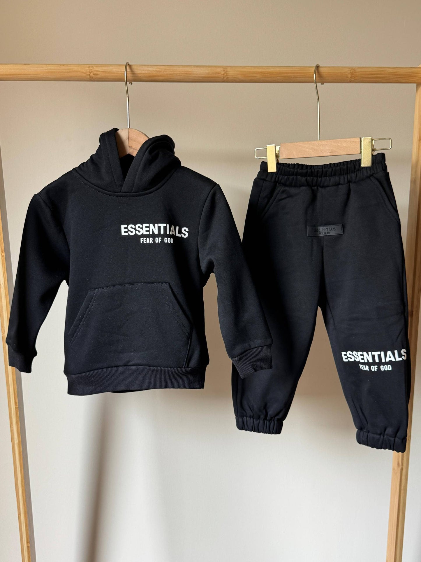 New collection{}
Brand : Essential 🔥
Super master quality 😍
Size:2/ 12years old
290 dhs🪙🌨️

Zain261
♥️♥️♥️