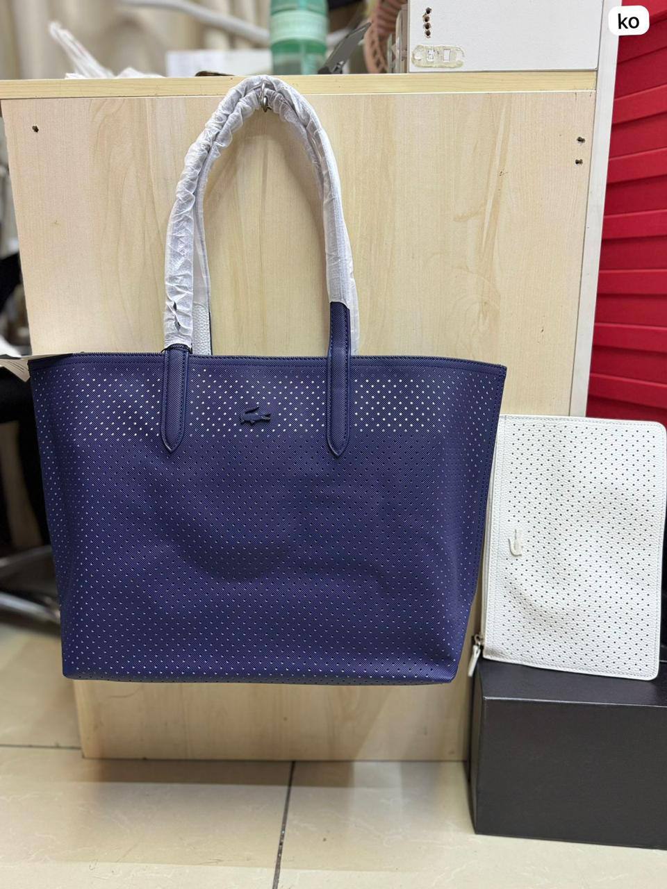 🌟 LACOSTE 🐊 New 2 in 1
✌🏻Double-sided usable bag
1⃣️First quality 
Size: 47 * 29 cm
90 dhs❤️

Zain115
♥️♥️♥️