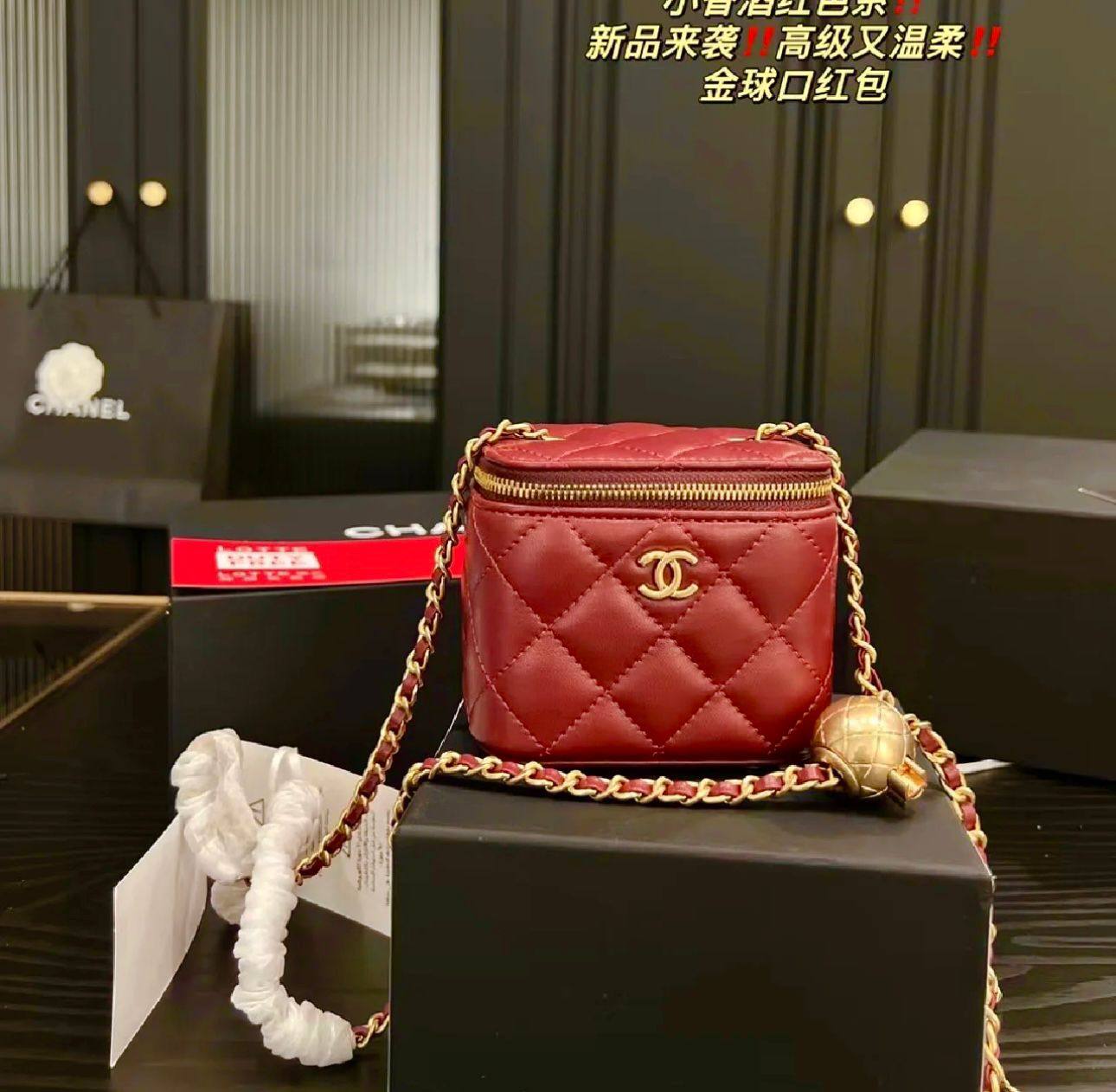 New Chanel mini cosmetic bag, good quality, 

comes with box, 
🎁🎁🎁

size...13* 10cm
90 dhs🪙🌨️

Zain12
♥️♥️♥️