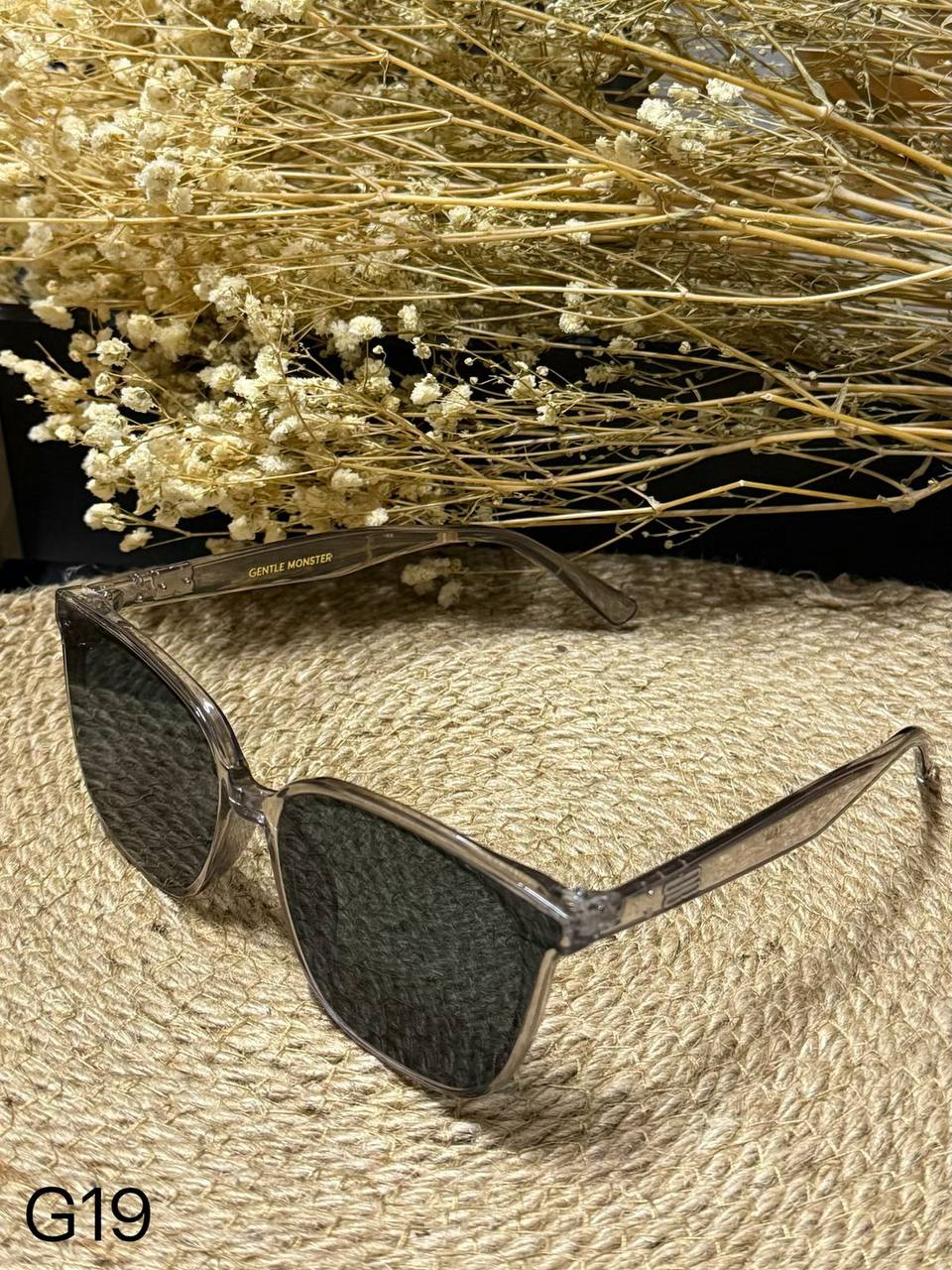 GENTLE Monster 👿*
Sunglasses 🕶️ 
Copy one 1️⃣ 
With master box 🗃️ 
50 dhs💓

Zain216
♥️♥️♥️