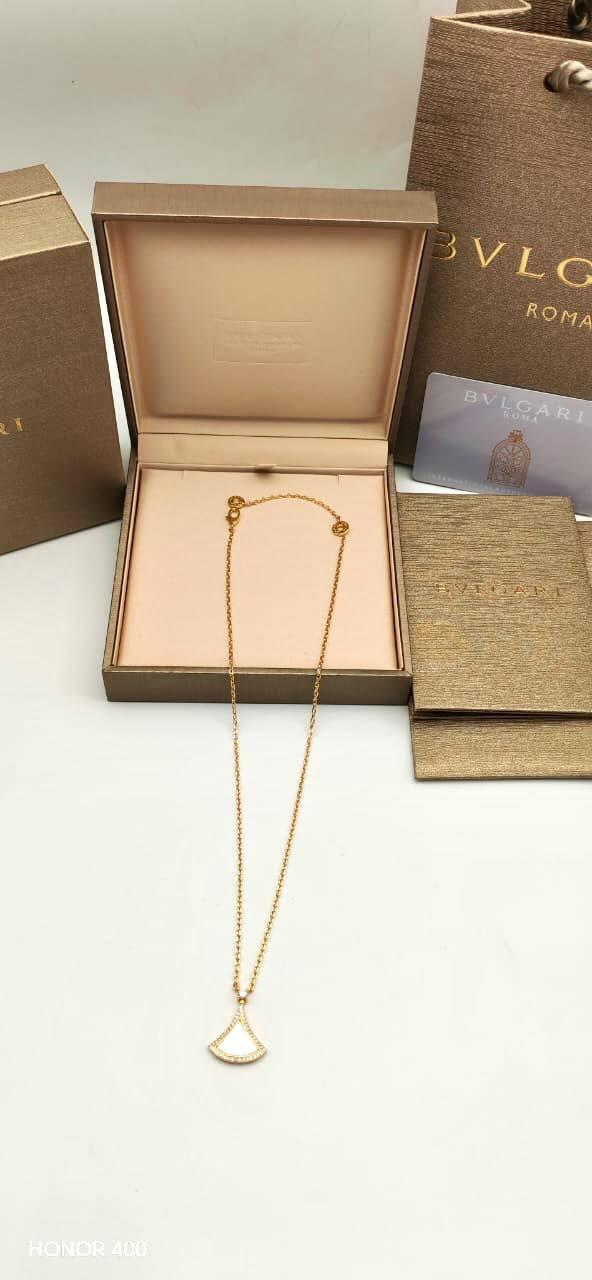 Messika necklace 

70 dhs🇦🇪🇦🇪

Zain122
♥️♥️♥️