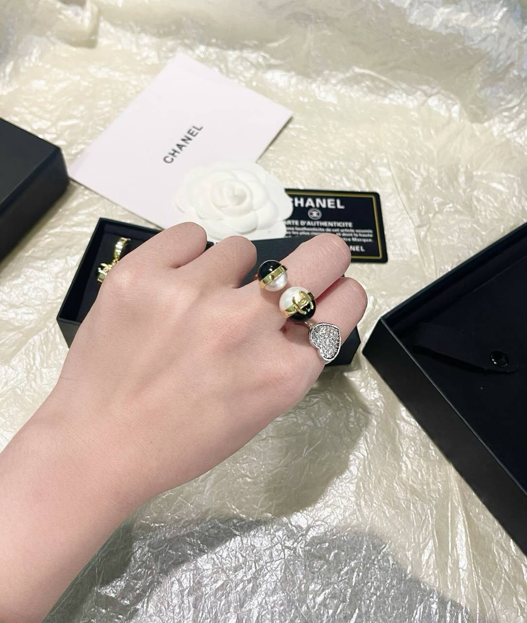 CHANEL 
Ring 💍 
Free size
Master quality 💯
With normal boxes 🗃️ 
55 dhs🇦🇪🇦🇪

With master box 📦 
70 dhs🇦🇪🇦🇪

Zain216
♥️♥️♥️