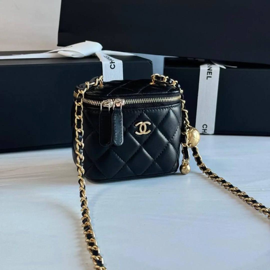 Chanel 
Best quality with box’s 
95 dhs✅
size 10 cm

Zain290
♥️♥️♥️
