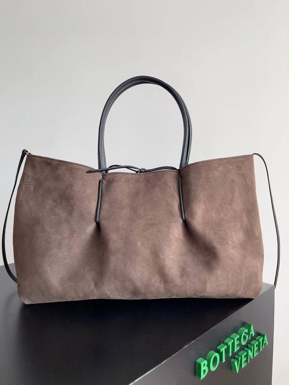 Bottega Veneta Pinacoteca tote bag 

For Price 👇 WhatsApp✅
0568585901 
0507557372
0552275751 Owner Zain 👌

Zain71
♥️♥️♥️