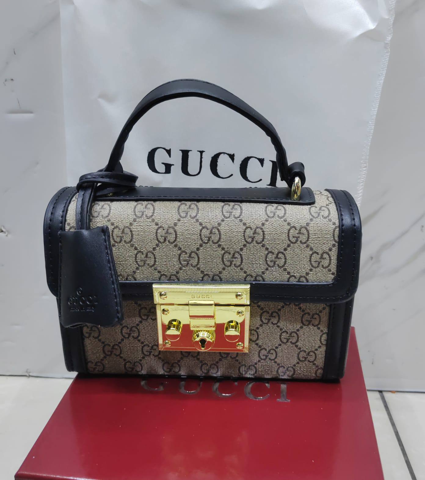 Gucci
with box
100 dhs✅

Zain143
♥️♥️😂