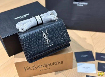 YSL
110 dhs❣️
SIZE：24cm
Good quality 

with box
🎁🎁🎁

Zain35
♥️♥️♥️
