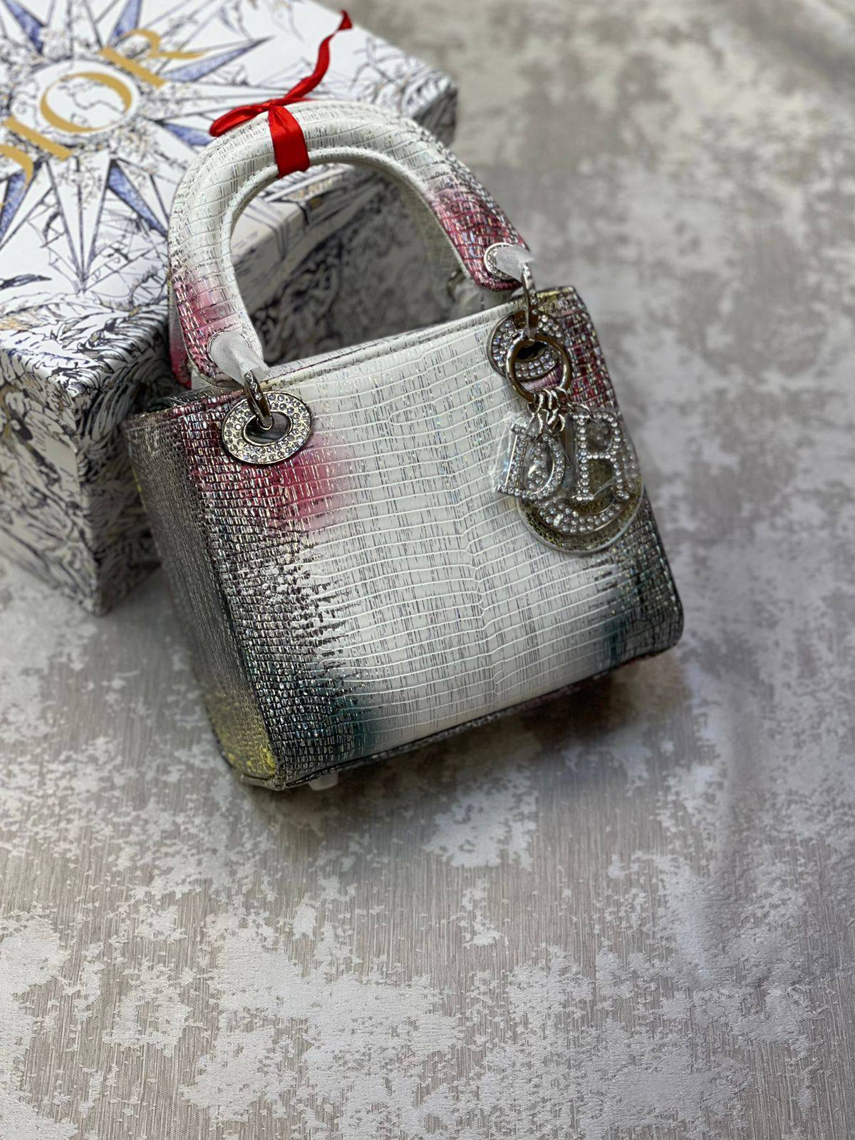 Dior
270 dhs❣️

Zain175
♥️♥️♥️
