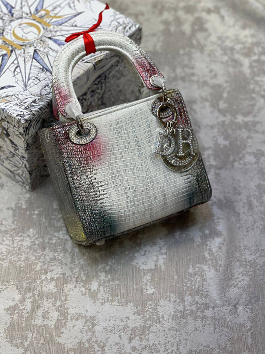 Dior
270 dhs❣️

Zain175
♥️♥️♥️