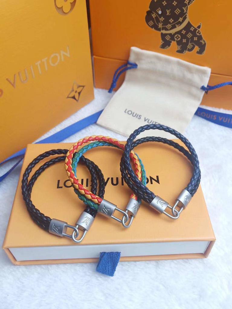 UNISEX BRACELET
MASTER💫✨
50 DHS✅
WITH BOX AND PAPER BAG🛍️🎁

Zain89
♥️♥️♥️
