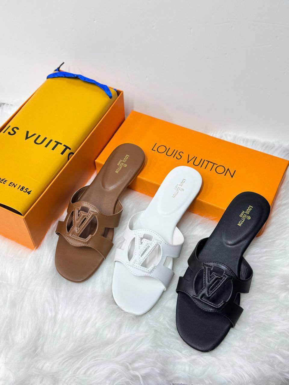 LV 
𝑺𝑳𝑰𝑷𝑷𝑬𝑹𝑺
💯high quality
Size 36-37-38-39-40-41
95 dhs💓

Zain86
♥️♥️♥️