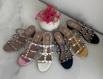 VALENTINO
*Vip quality*
*Size 36 to 41*
400 dhs✅

Zain113
♥️♥️♥️