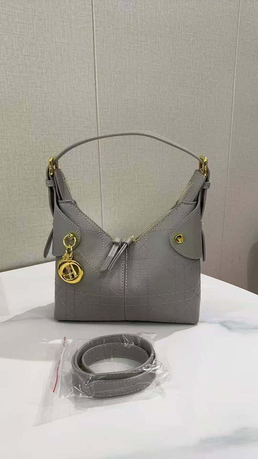 Dior
115 dhs❣️
with box
🎁🎁🎁

27/23/12

Zain07
♥️♥️♥️