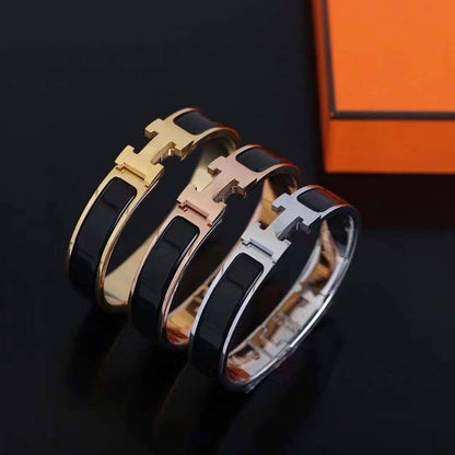 GOLD 
ROSE GOLD
SILVER
BANGLE HERMES 
MASTER✨💫
60 dhs✅✅
 EACH WITH BOX AND PAPER BAG🎁🛍️

Zain89
♥️♥️♥️