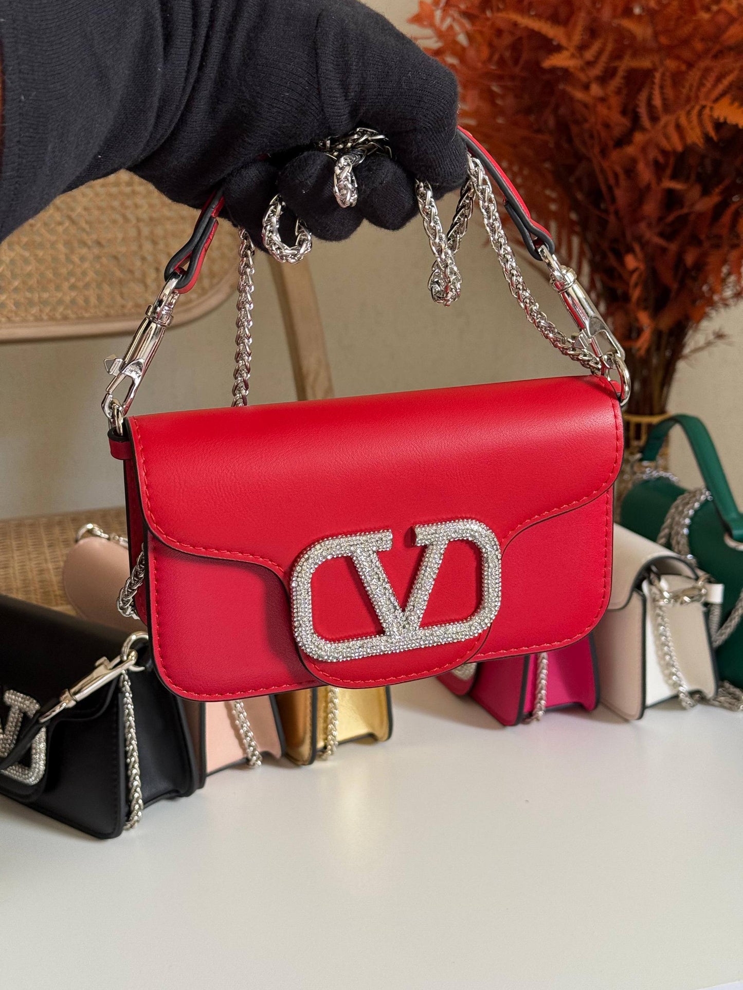VALENTINO
20cm
350 dhs❣️
Top quality 
With box🎁

Zain167
♥️♥️♥️