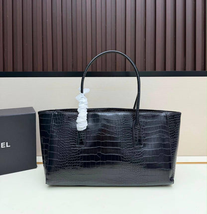 CHANEL COPY ONE 
NEW CAME 
210 dhs🇦🇪🇦🇪
SIZE: 35cm

Zain295
♥️♥️♥️