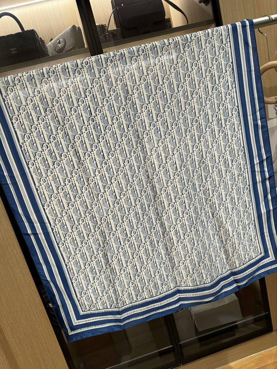 Silk scarf 
40 dhs✅

Zain93
♥️♥️♥️