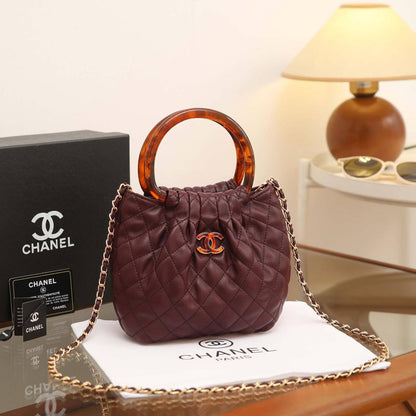 CHANEL 

NEW DESIGN 

High QUALITY 

WITH BOX 
95 dhs🇦🇪🇦🇪

Zain17
♥️♥️♥️