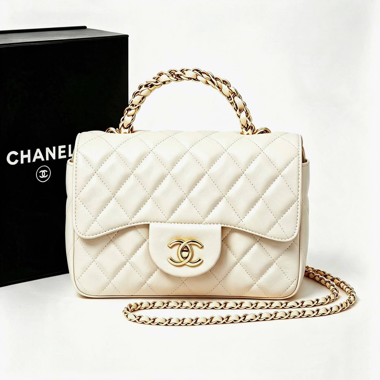 CHANEL 
GOOD QUALITY WITH BOX 
100 dhs🇦🇪🇦🇪
Size:20cm

Zain295
♥️♥️♥️