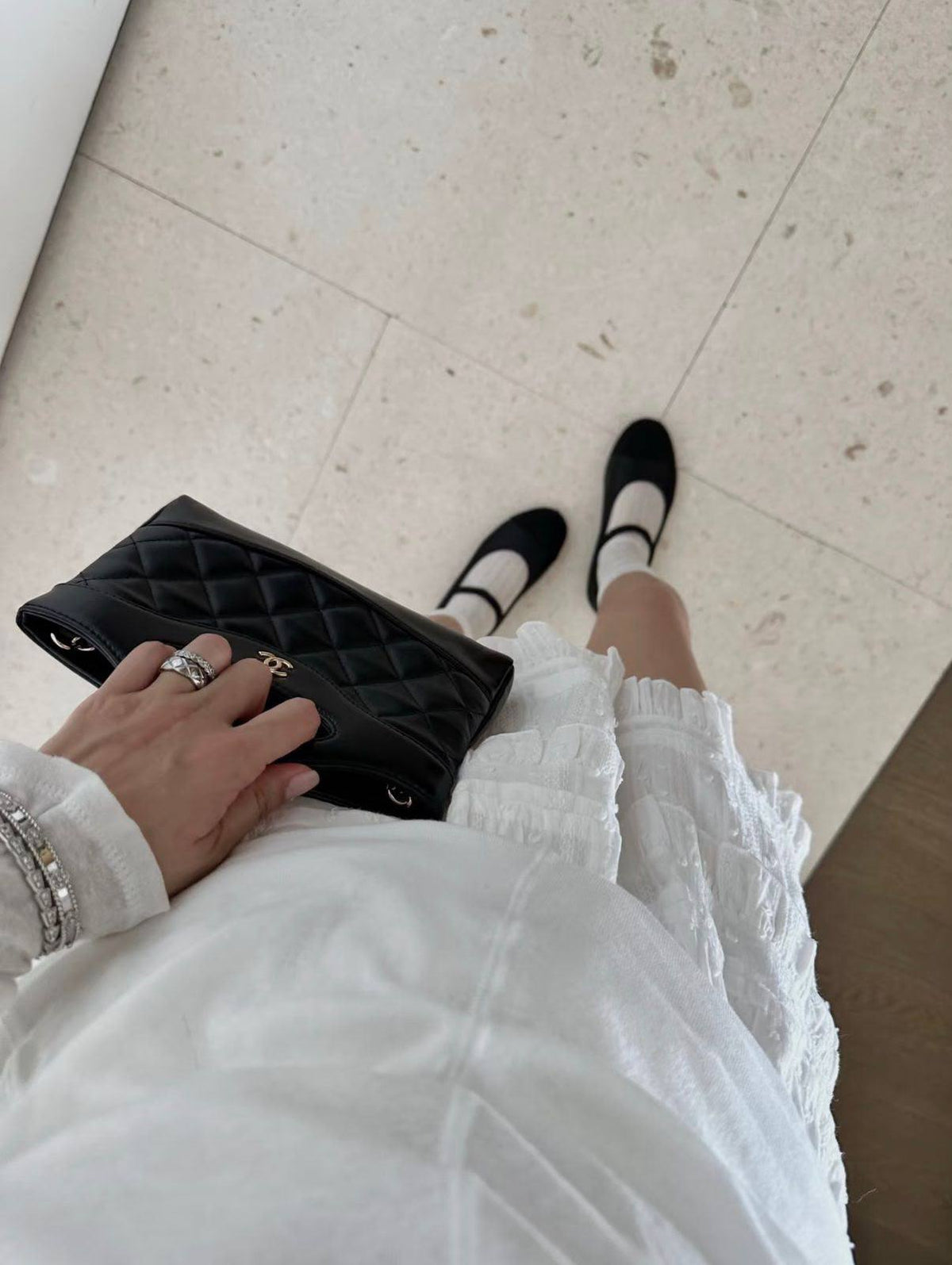 Chanel

95 dhs🇦🇪🇦🇪

size：18cm 
Silver logo 
with box

Zain35
♥️♥️♥️