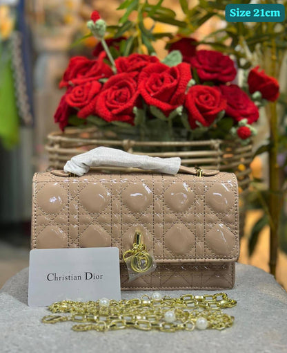 Dior

Good quality 

with box 
🎁🎁🎁

100 dhs💓

Zain186
♥️♥️♥️