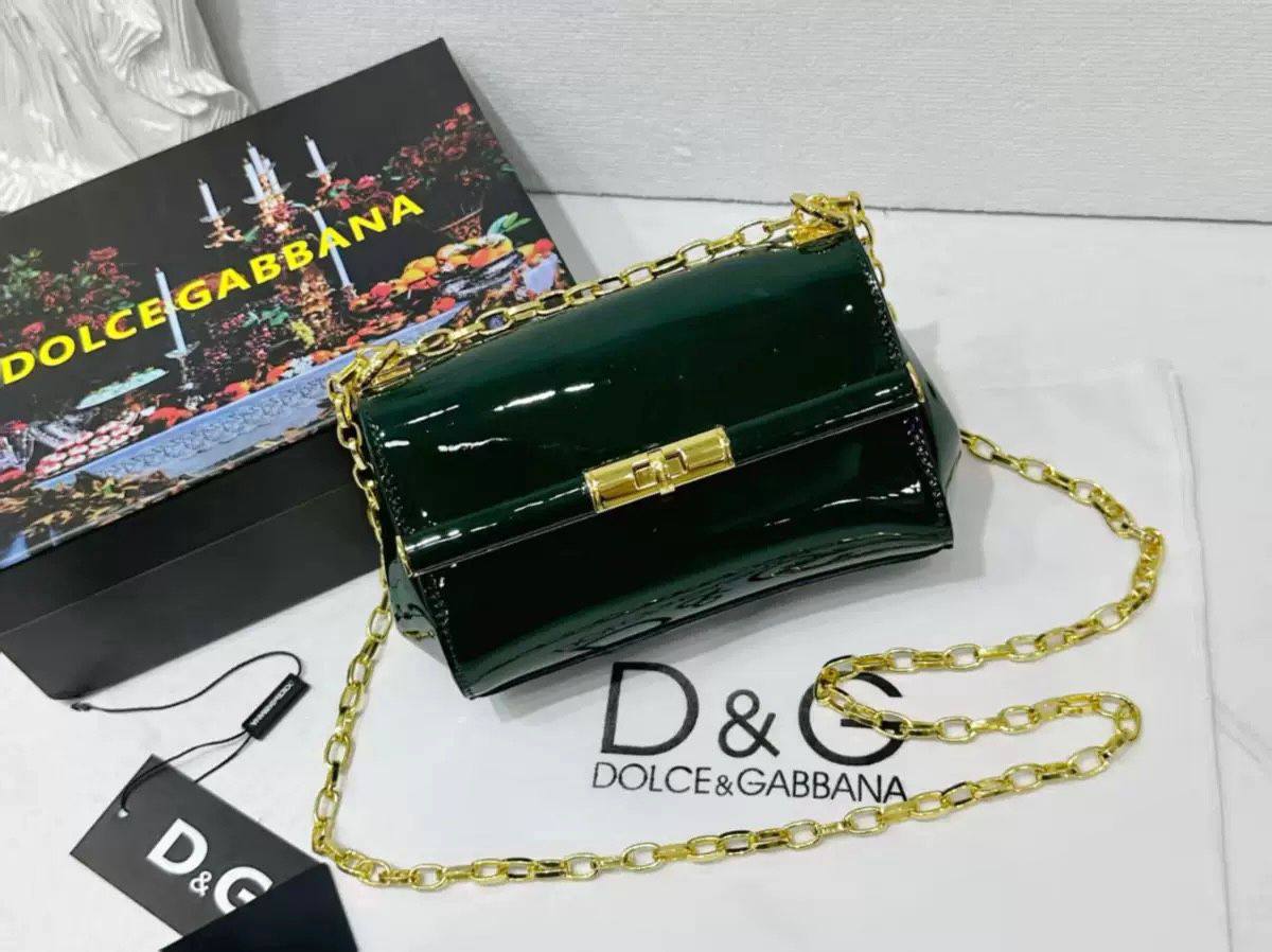 D&G

good quality 

with box
🎁🎁🎁

100 dhs✅

Zain39
♥️♥️♥️