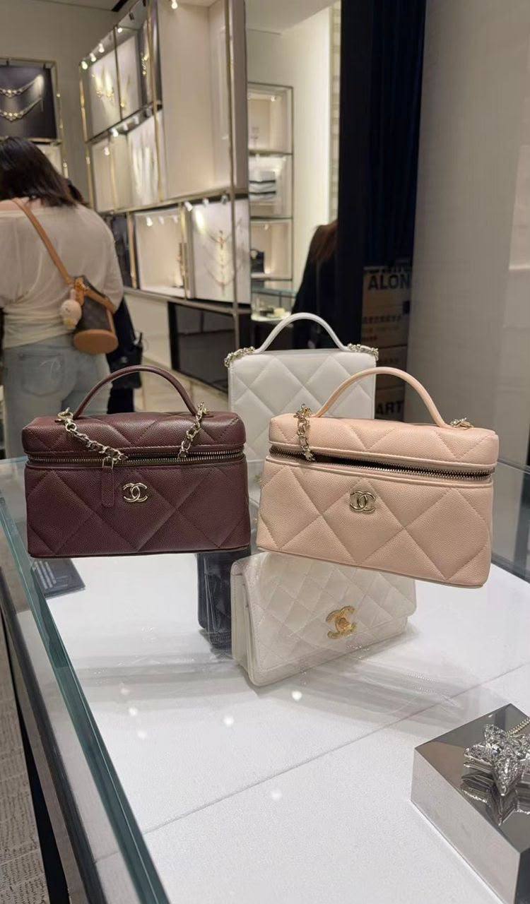 Chanel
100 dhs✅
Size：19cm
Good-quality with box

Zain35
♥️♥️♥️
