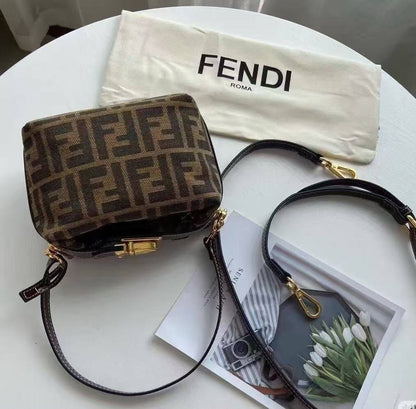 FENDI
Size  15×10cm
Withbox
90 dhs✅

Zain04
♥️♥️♥️