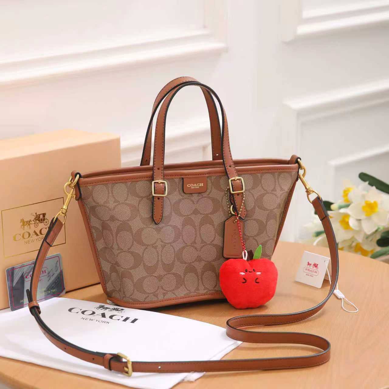 Coach  
90 dhs💓
SIZE: 21*12*16 CM👌👌

Zain74
♥️♥️♥️
