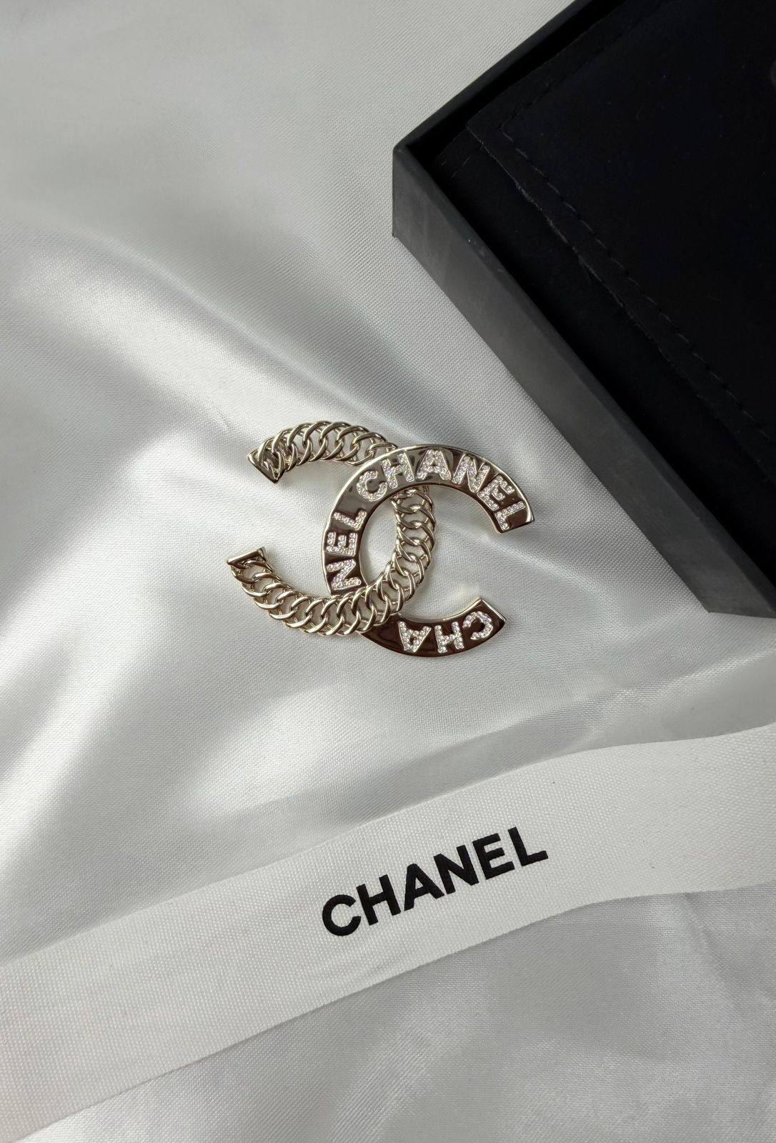 *CHANEL*  🤍

🆕🎉🥳🎊🆕
* BROOCH, Clip , Pin
* Gold-Finish Metal (Gold Plated)

* ⁠↗️ *Super Master Quality ®️* 🫆

*75 dhs💚* with *Normal* Box & Bag
*95 dhs💚* with *Orignal* Packaging 🎁

Zain209
♥️♥️♥️