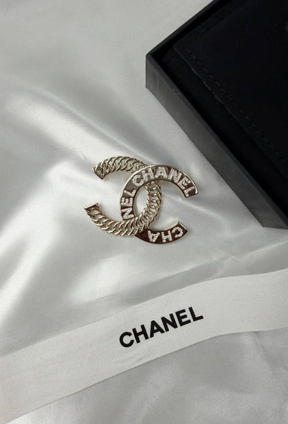 *CHANEL*  🤍

🆕🎉🥳🎊🆕
* BROOCH, Clip , Pin
* Gold-Finish Metal (Gold Plated)

* ⁠↗️ *Super Master Quality ®️* 🫆

*75 dhs💚* with *Normal* Box & Bag
*95 dhs💚* with *Orignal* Packaging 🎁

Zain209
♥️♥️♥️