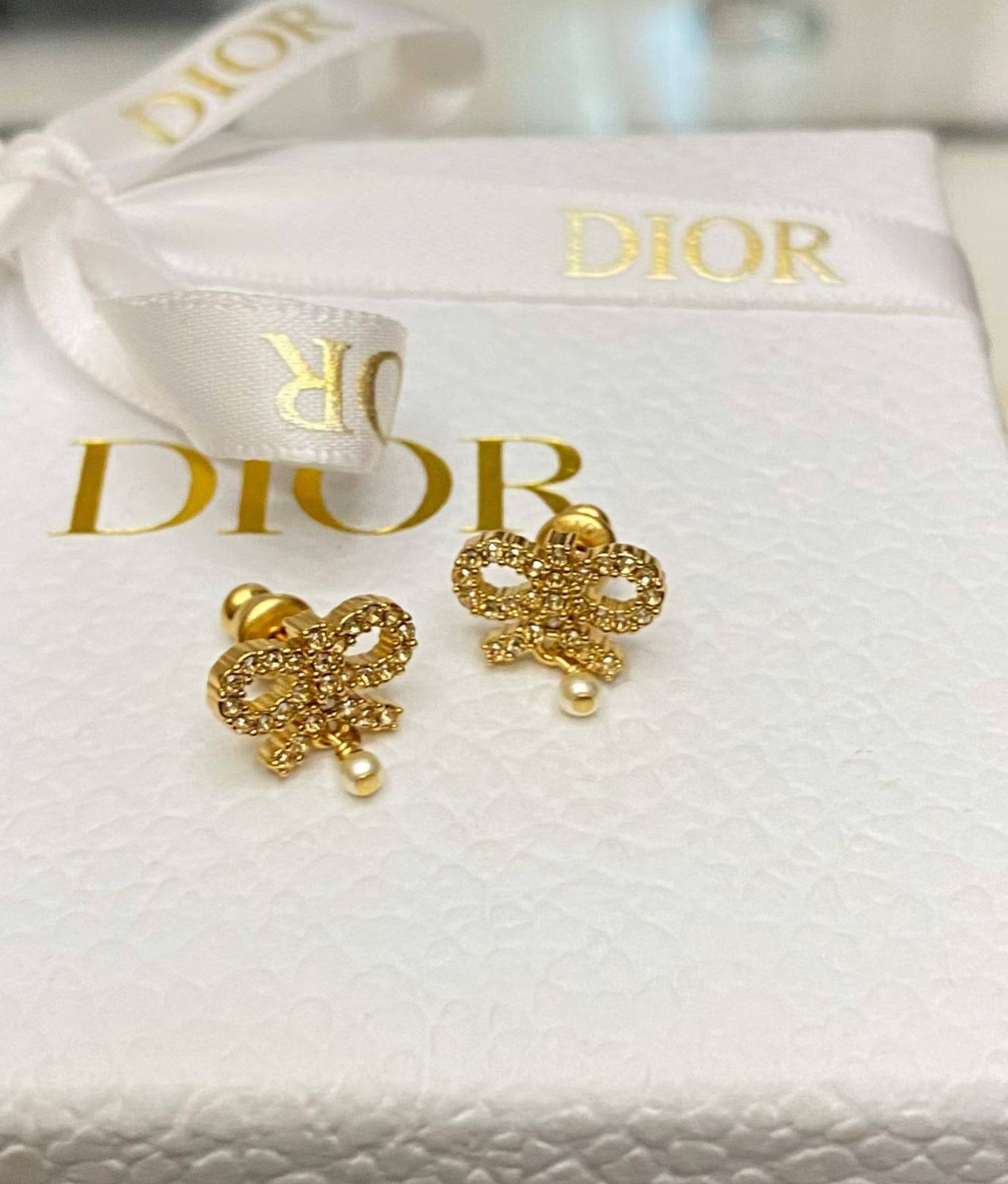 Dior ❤️‍🔥*
Earring 🐦‍🔥
Master quality 💯
With normal boxes 📦 
50 dhs🌺
With master box 🗃️ 
55 dhs🌺

Zain216
♥️♥️♥️