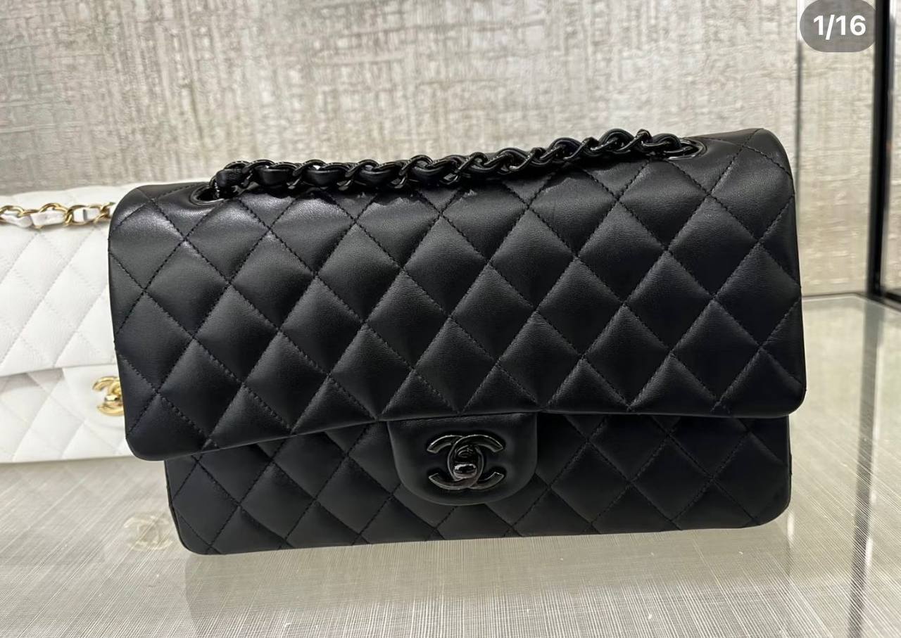 Chanel
good quality, 

comes with box, 
🎁🎁🎁

size...25 *16 cm 
110 dhs💓

Zain12
♥️♥️♥️