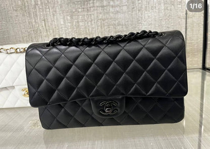 Chanel
good quality, 

comes with box, 
🎁🎁🎁

size...25 *16 cm 
110 dhs💓

Zain12
♥️♥️♥️