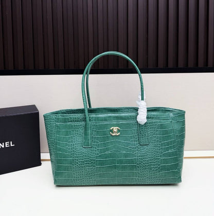 CHANEL 
COPY ONE 
220 dhs🇦🇪🇦🇪
SIZE: 35cm

Zain295
♥️♥️♥️