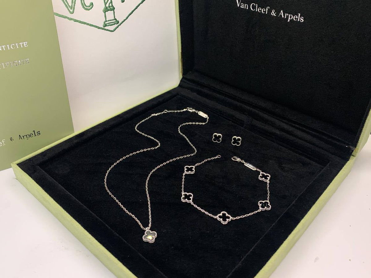 VANCLEAF MINI

SET MASTER
NECKLACE BRACELET EARRINGS
WITH GOOD BOX AND PAPER BAG🛍️🎁
150 dhs🇦🇪🇦🇪

Zain89
♥️♥️♥️