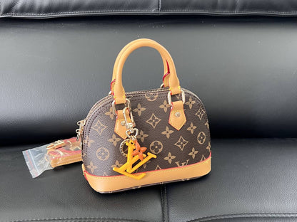 LV
110 dhs✅

With box 
🎁🎁🎁

high quality20cm

Zain26
♥️♥️♥️