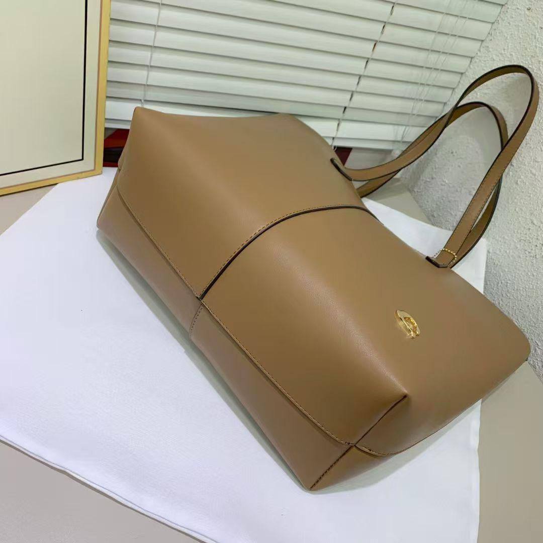 Coach
43*28*13 cm
95 dhs🪙🌨️

Zain17
♥️♥️♥️