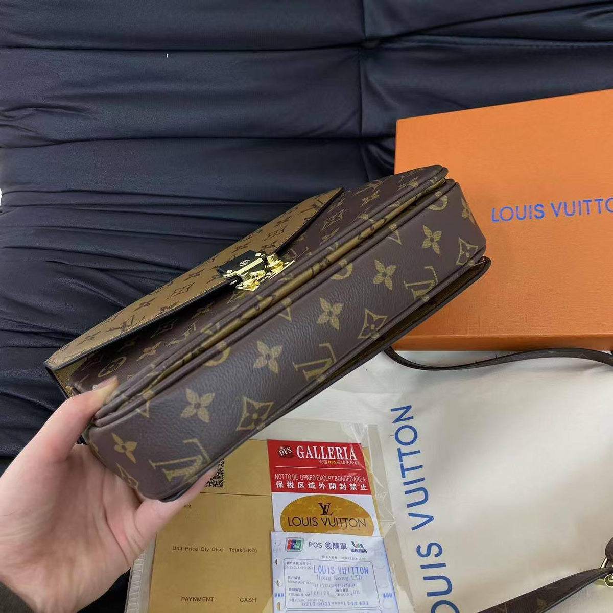 LV

25*19*8 cm

With box
95 dhs🇦🇪🇦🇪
Zain17
♥️♥️♥️
