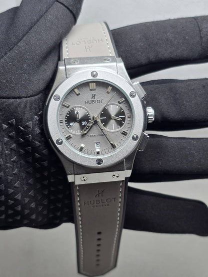 Hublot Men
*Chronograph working*
90 dhs🪙💕

Zain29
♥️♥️♥️