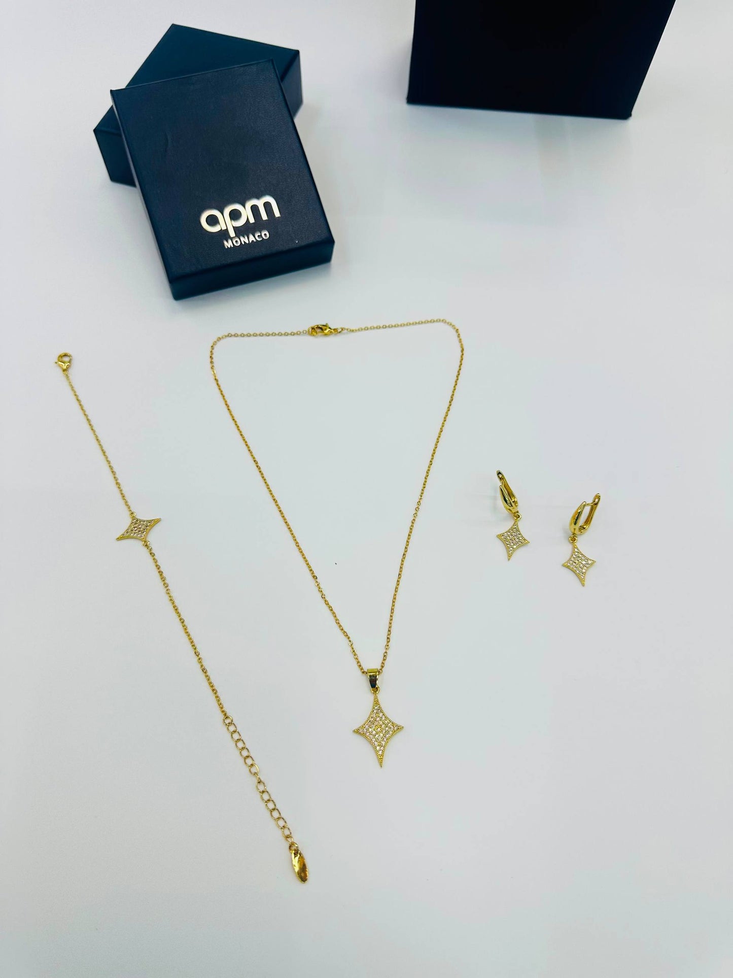 SET
Necklace ✨
Earring 🦋
Bangle 😍
Ring 💍 
With normal boxes 📦 
60 dhs🇦🇪🇦🇪

Zain216
♥️♥️♥️