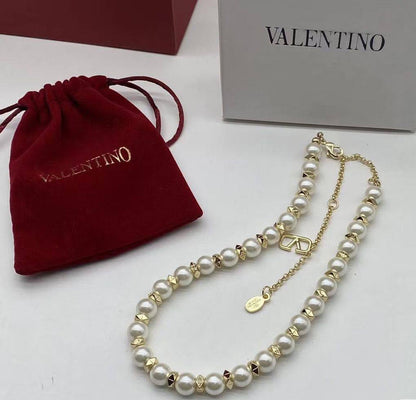 Valentino choker* 💎
Master quality 

55 AED normal box 📦

Zain48
♥️♥️♥️