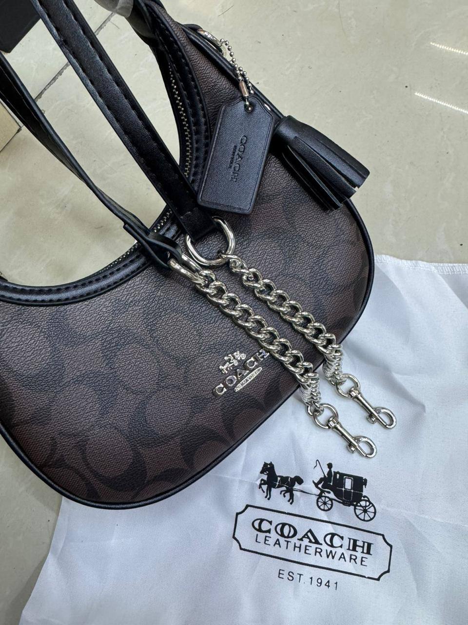 💗 Coach Carmen
1️⃣ First quality＋🎁
Size : 21 * 12 cm
75 dhs✅
 with box🎁

Zain115
♥️♥️♥️