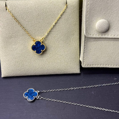 VCA ❤️‍🔥*
Necklace ✨
Stainless Steel 💯
With black boxes 📦 
20 dhs💓
With normal boxes 🗃️ 
And paper bag🛍️
30 dhs💓

Zain216
♥️♥️♥️