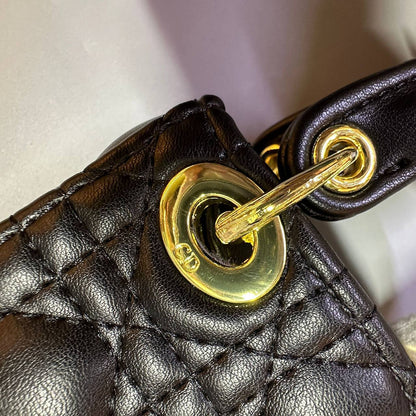 DIOR MINI SIZE 

GOOD QUALITY

 WITH BOX 
🎁🎁🎁

110 dhs✅

Zain39
♥️♥️♥️