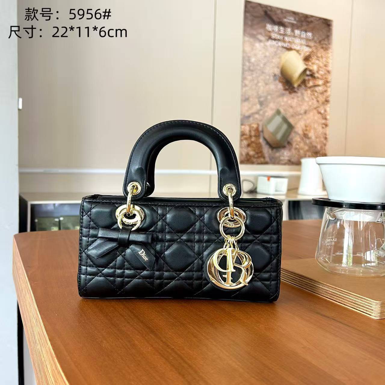 Dior
nice quality
130 dhs✅
withbox

Zain143
♥️♥️♥️