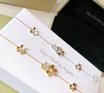 VCA ❤️‍🔥*
Bracelet 🐦‍🔥
Master quality 💯
With normal boxes 📦 
60 dhs✅
With master box 🗃️ 
95 dhs✅

Zain216
♥️♥️♥️